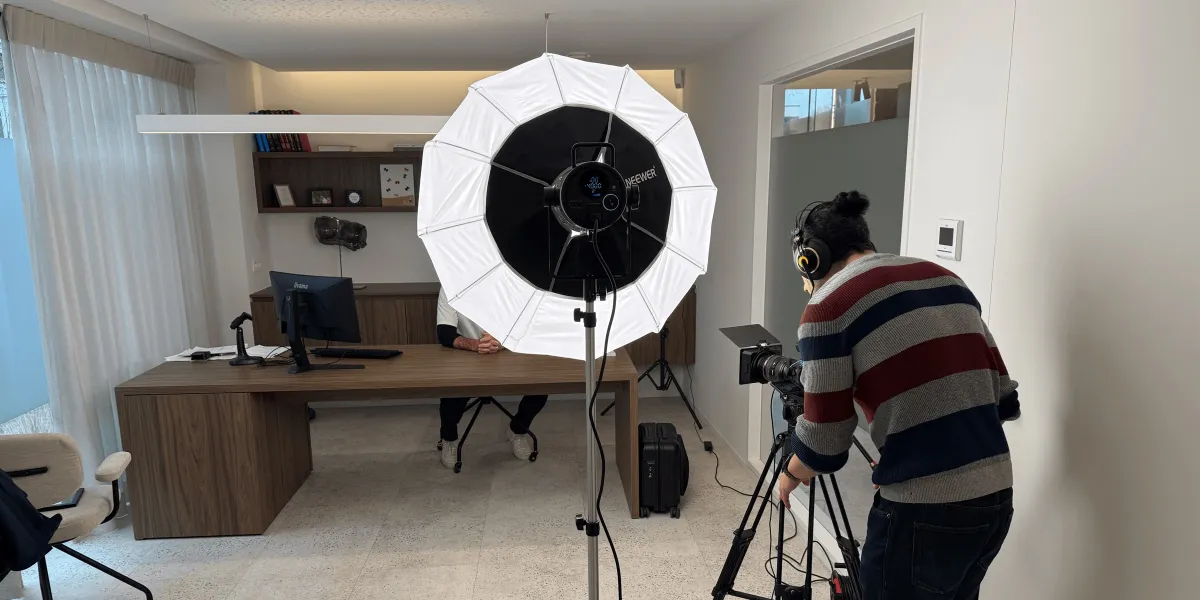 Lichtset en camera klaar voor een video-interview in een praktijk