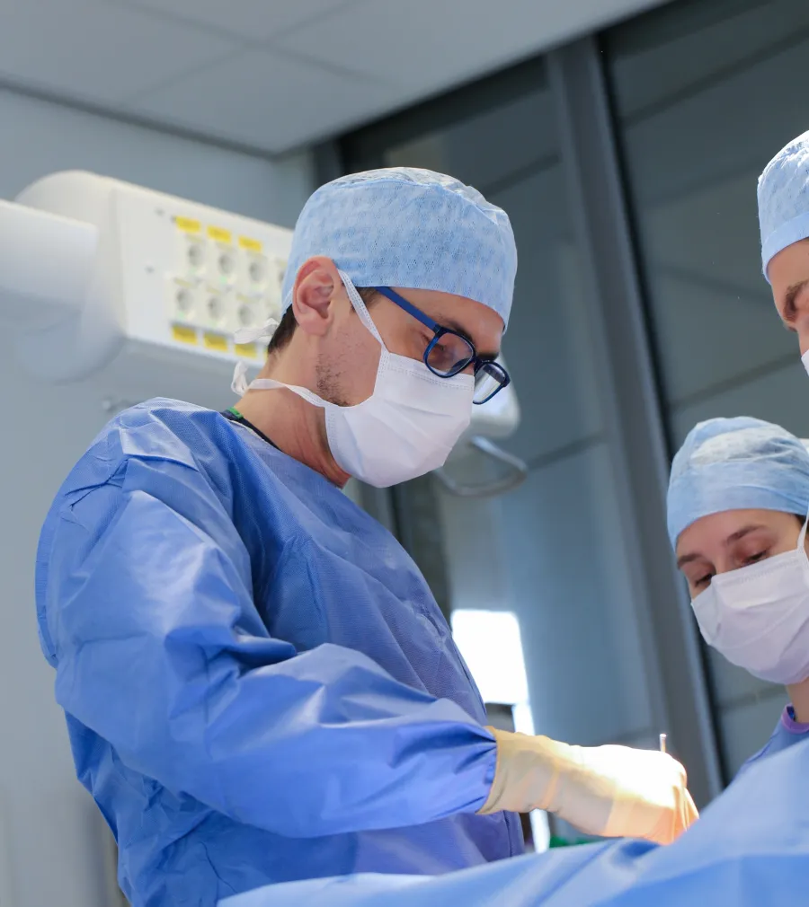 Chirurg aan het werk in het operatiekwartier